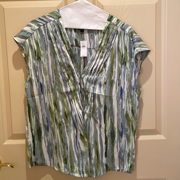 Banana Republic Tops - BNWT Banana Republic top, V neck, silky feel size L